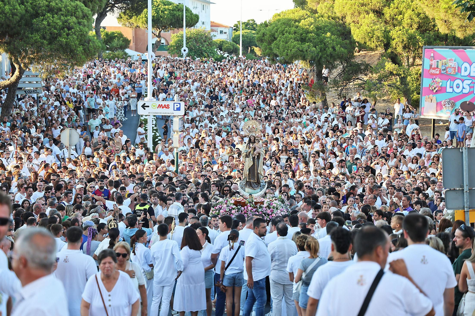Imágenes de la Virgen del Carmen procesionando en Punta Umbría