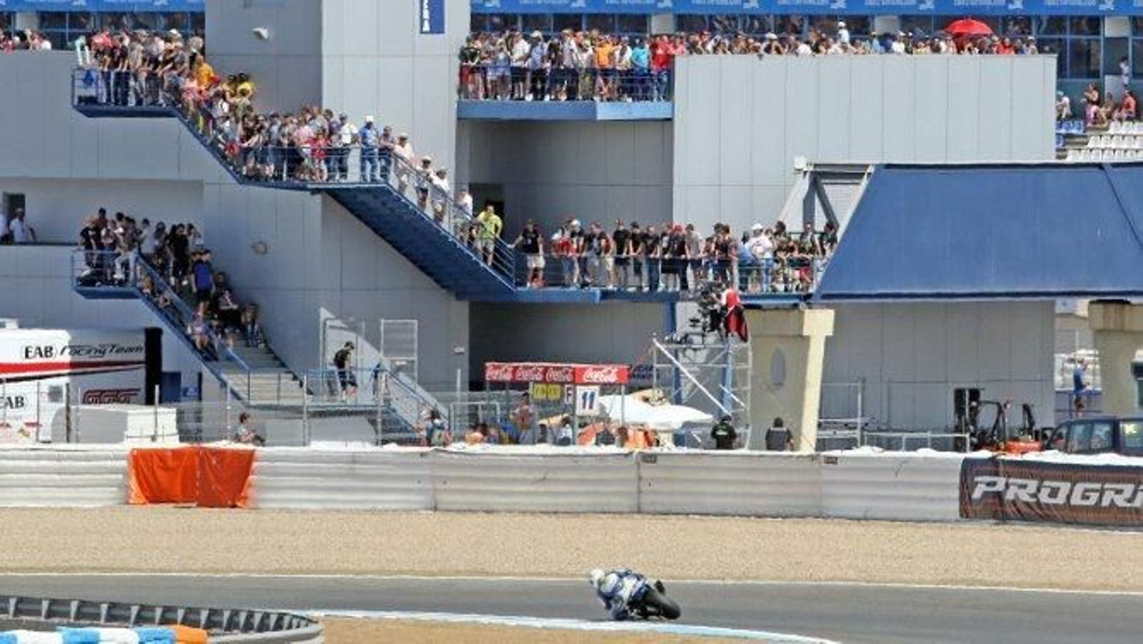 Los espectadores con pase de ‘paddock’ buscaron la mejor ubicación para ver la carrera.