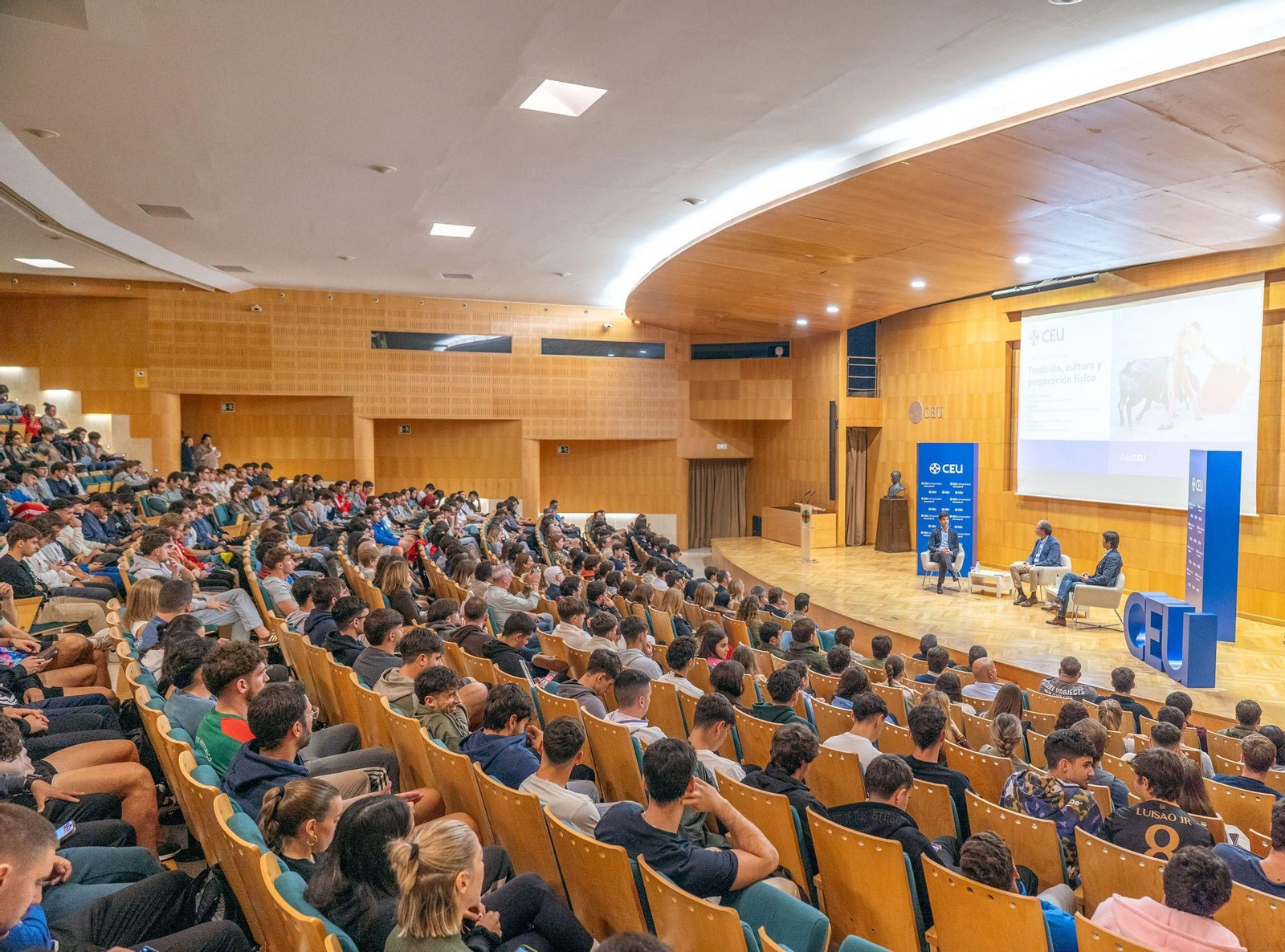 El salón de actos del CEU se llenó por completo para escuchar a ambos diestros.