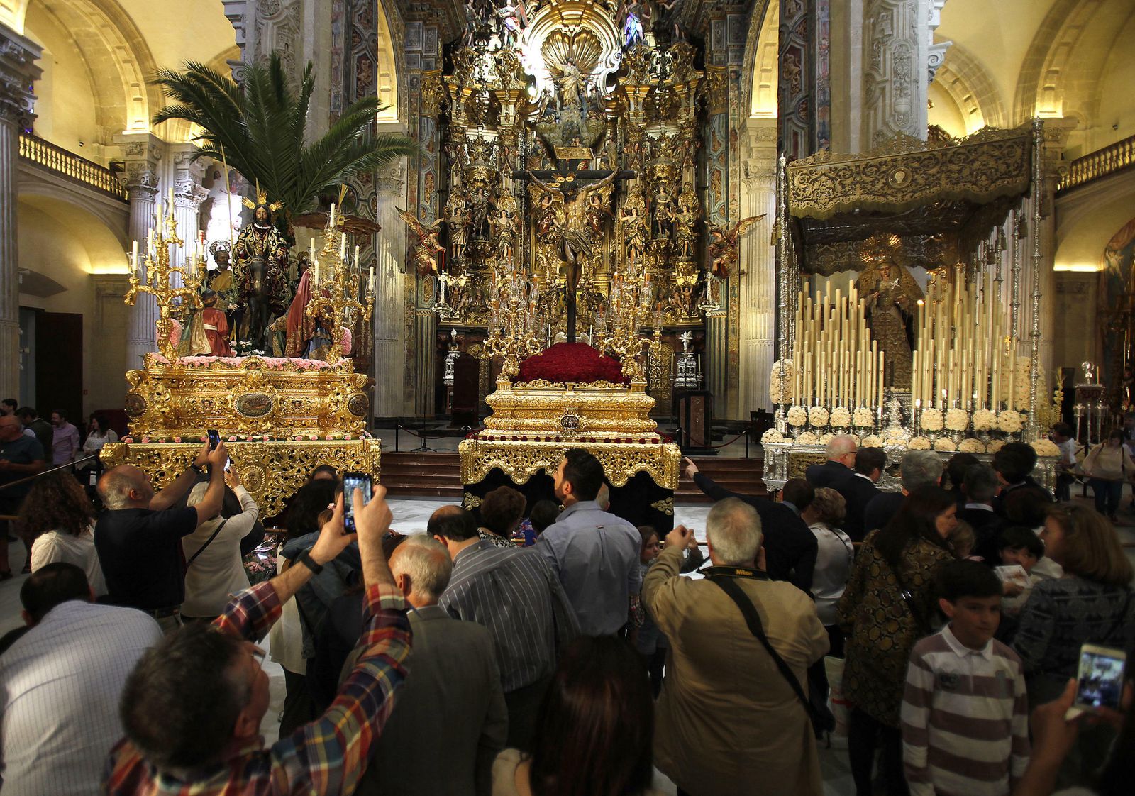 Los tres pasos de la Hermandad del Amor delante del presbiterio del Salvador. Imagen propia del Domingo de Ramos.