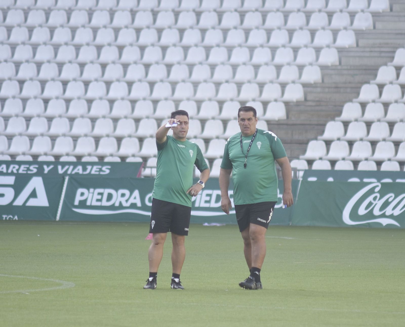 Sandoval, junto a su ayudante, Ismael Martínez, en el entrenamiento de este viernes en El Arcángel.