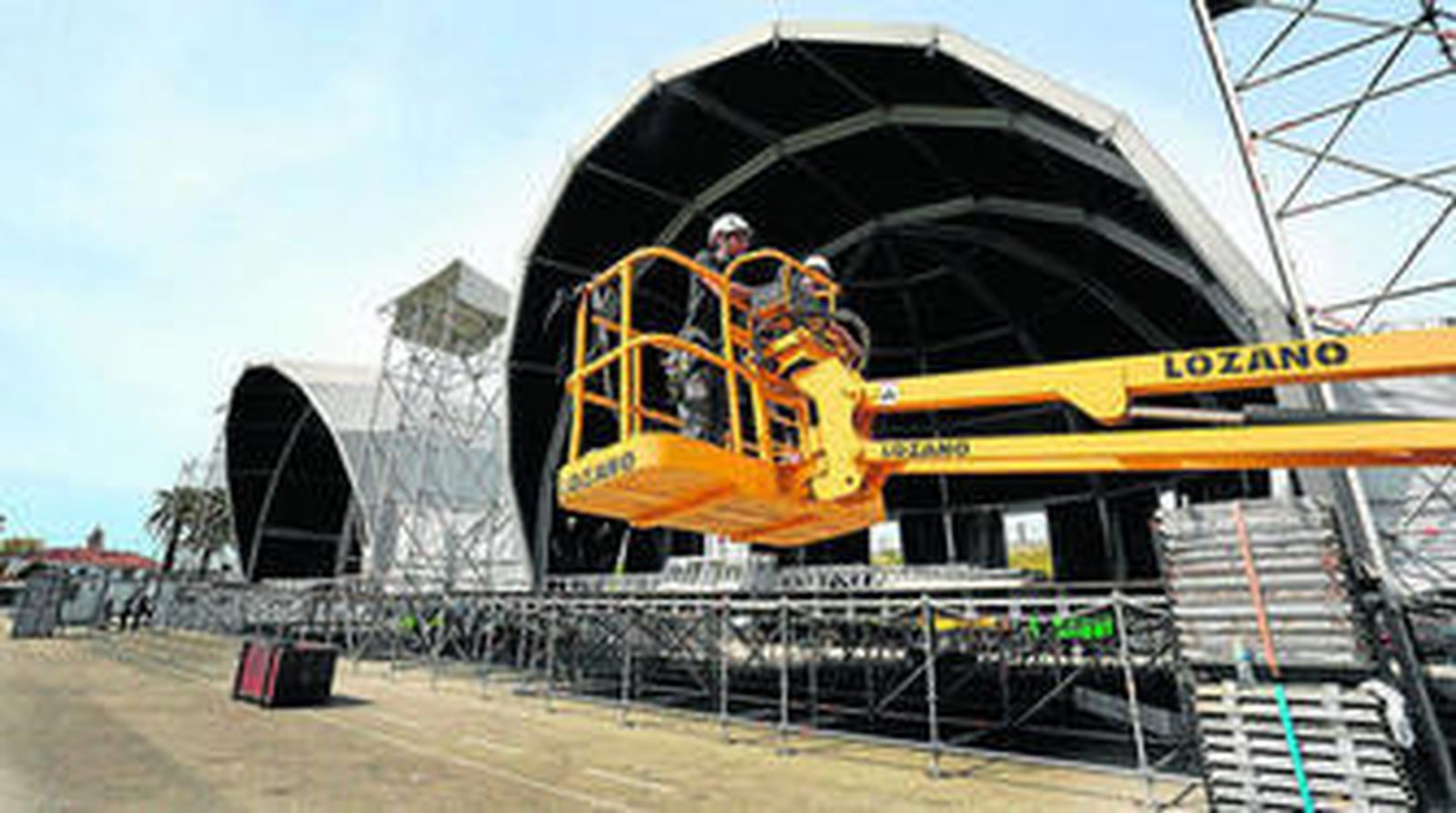 Un operario trabaja junto a uno de los dos escenarios.