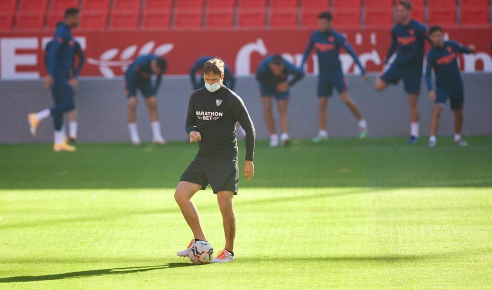 Lopetegui juega con el balón mientras sus jugadores calientan al fondo.