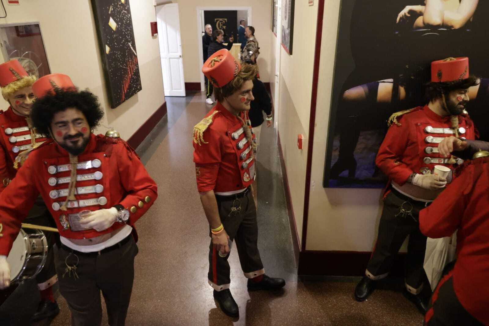 Chirigota 'Hotel resort y Cadi, aquí tiene usté su casa' en camerinos