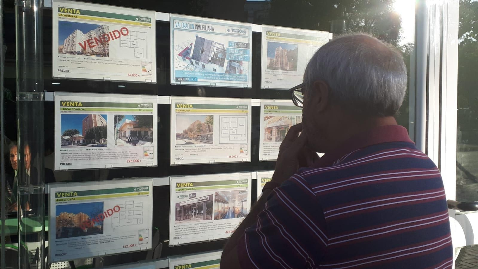 Un hombre observa el escaparate de una inmobiliaria