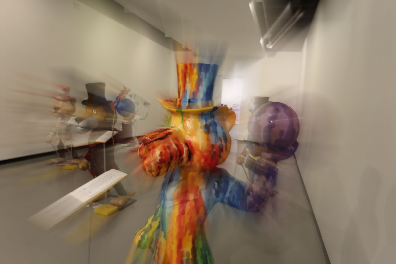 Las imágenes de la exposición 'La Vuelta de Willy Fog con Apadis'