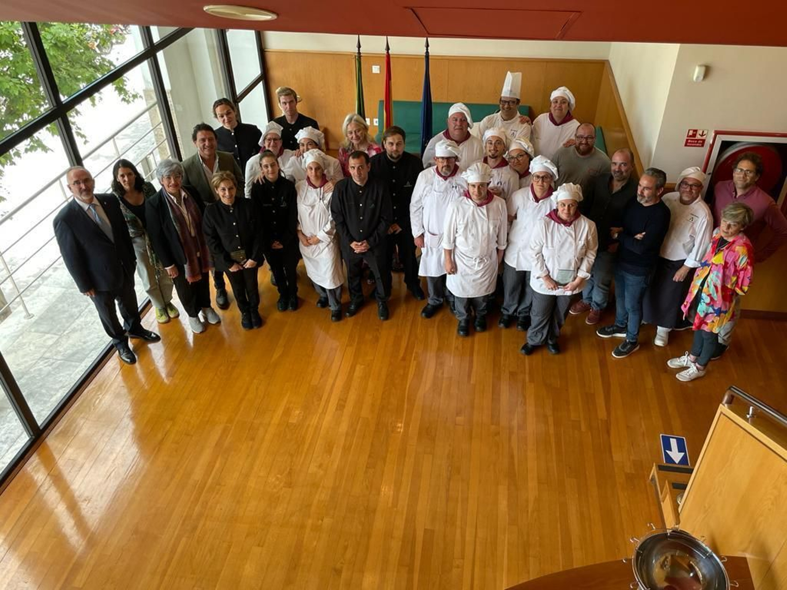 Profesores, alumnos y autoridades, posando en una foto de familia.
