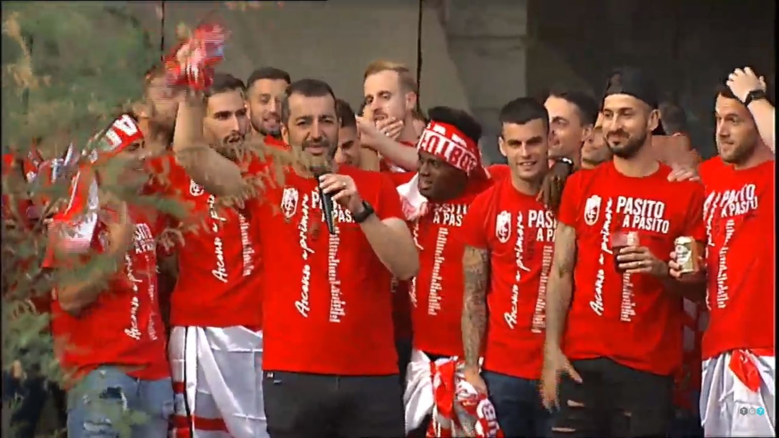 Diego Martínez toma la palabra en la Fuente de las Batallas.