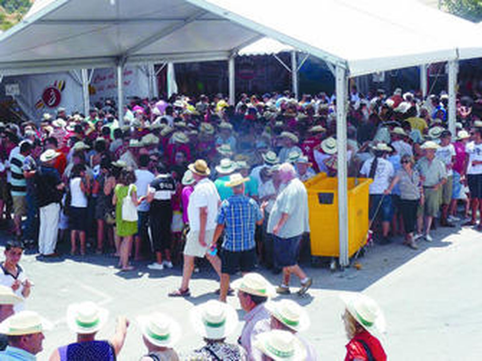 Los asistentes se agolpaban debajo de las carpas en busca de una buena sombra.
