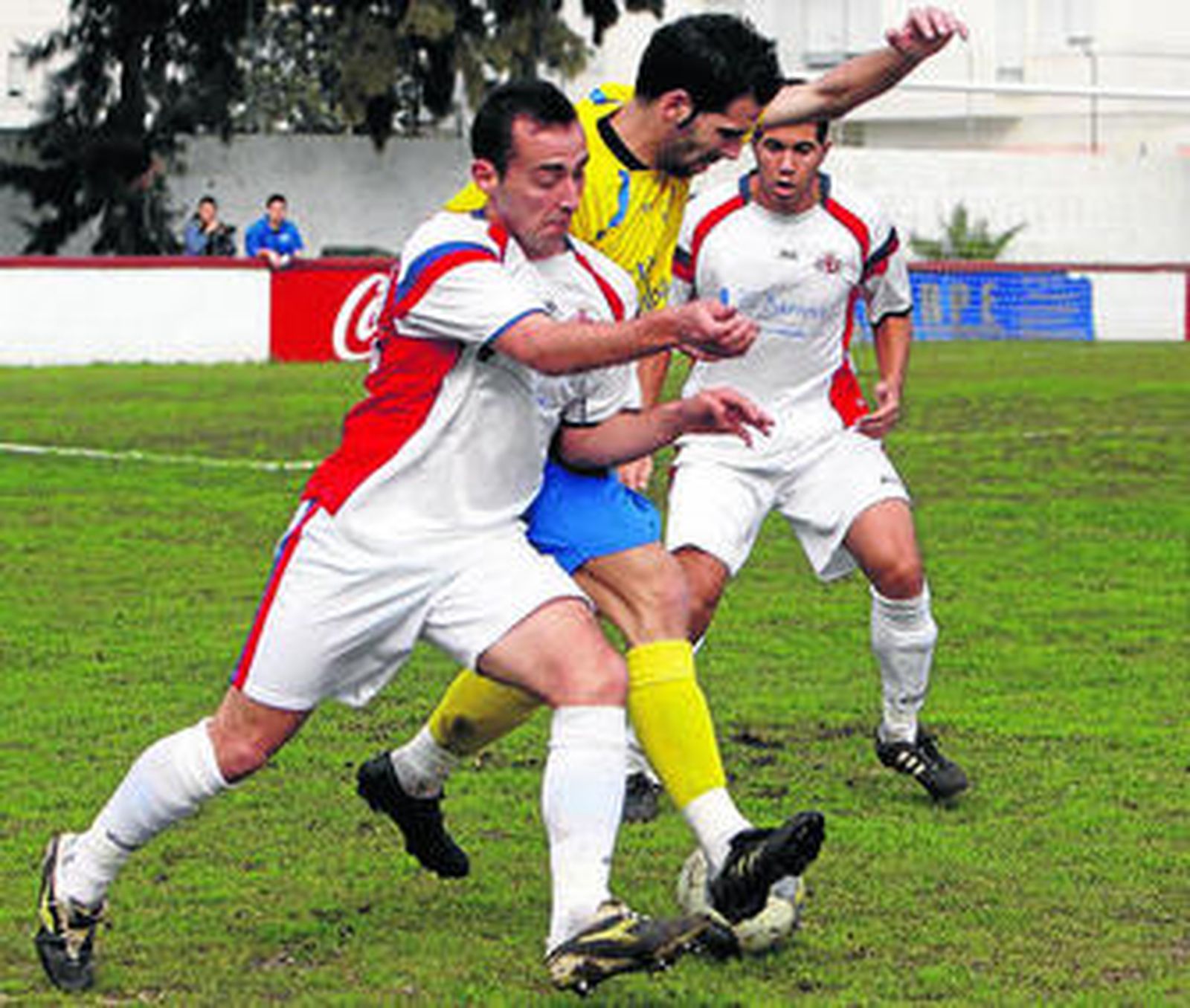 Joselito acosa al conileño Juanlu, que trata de avanzar con el esférico.