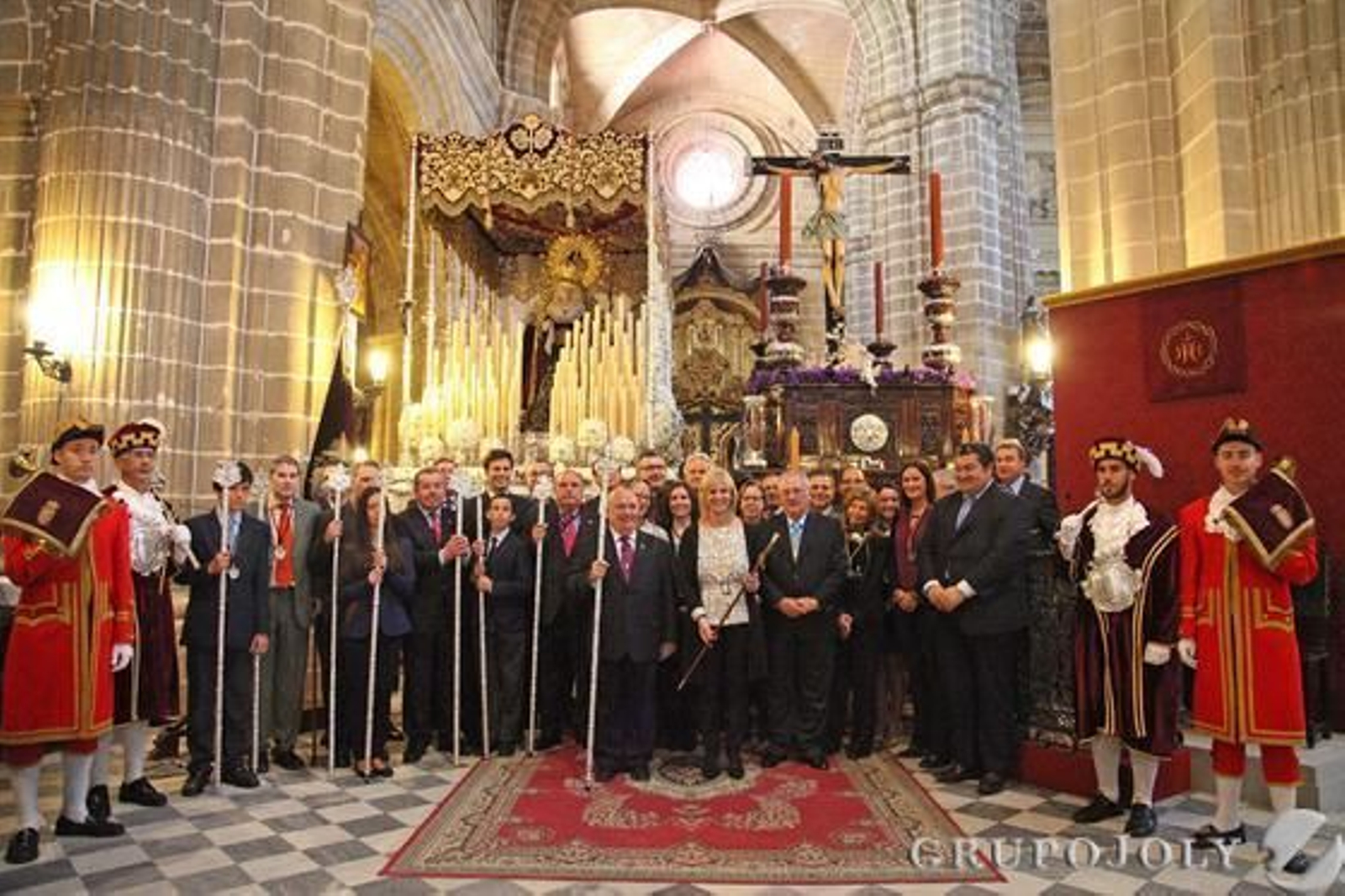 Munícipes y cofrades posan ayer ante los titulares de la Hermandad del Cristo de la Viga.

Foto: Vanesa Lobo