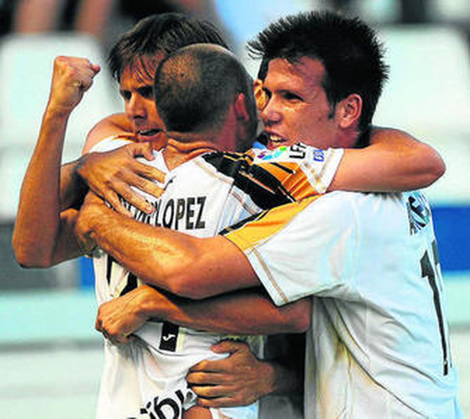 Asen celebra su gol al Alcorcón con varios compañeros.