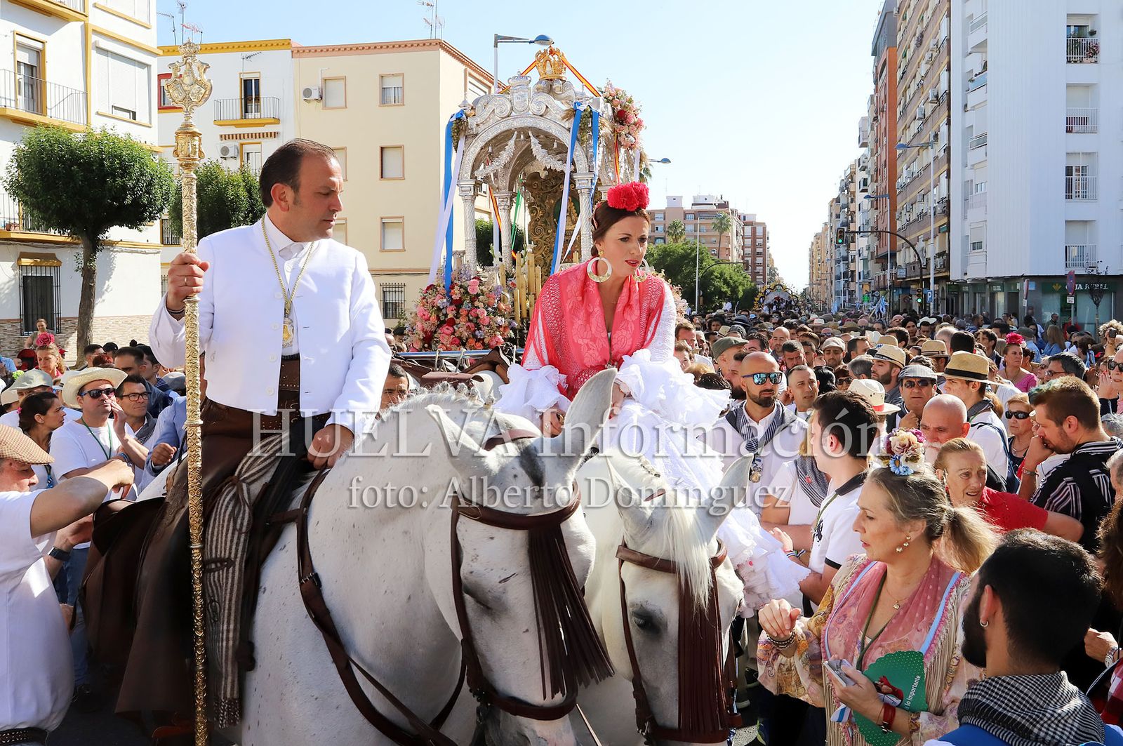 Imágenes de ambiente en la salida de la Hermandad de Huelva