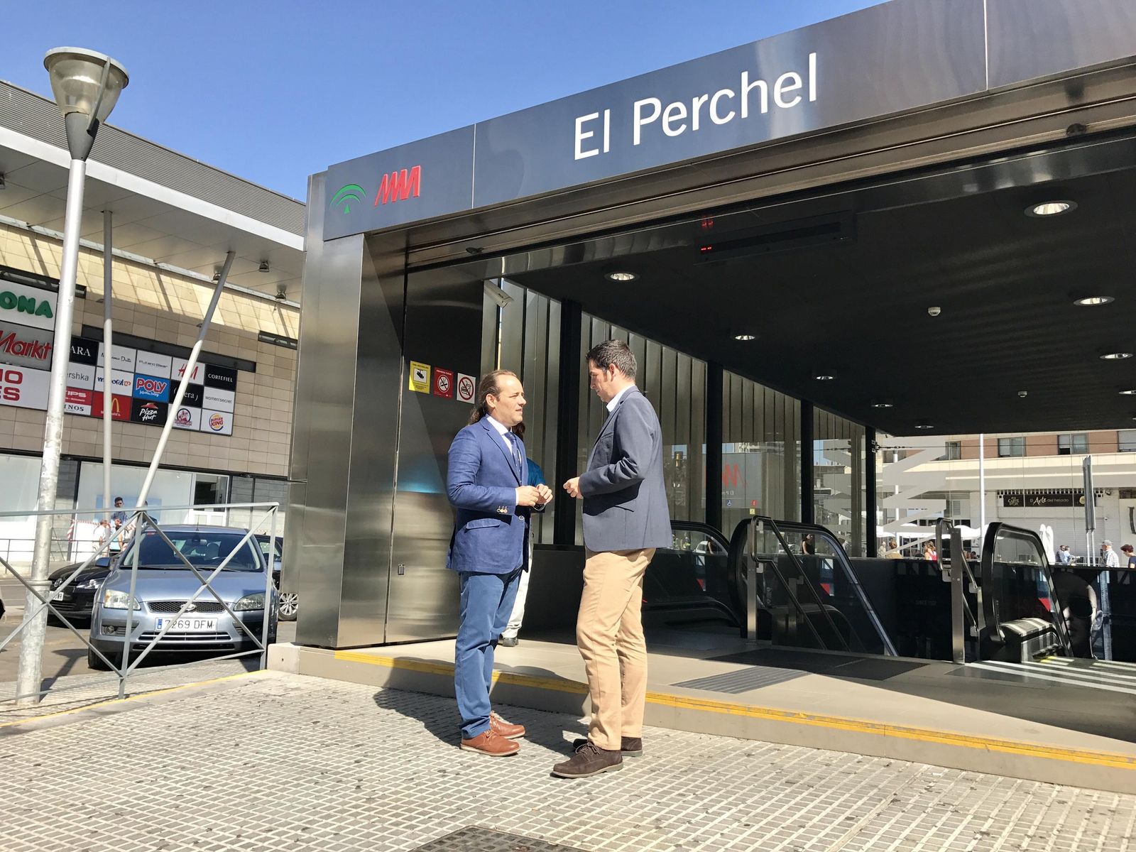 Juan Cassá y Alejandro Carballo, ayer, ante la estación del Metro de El Perchel.