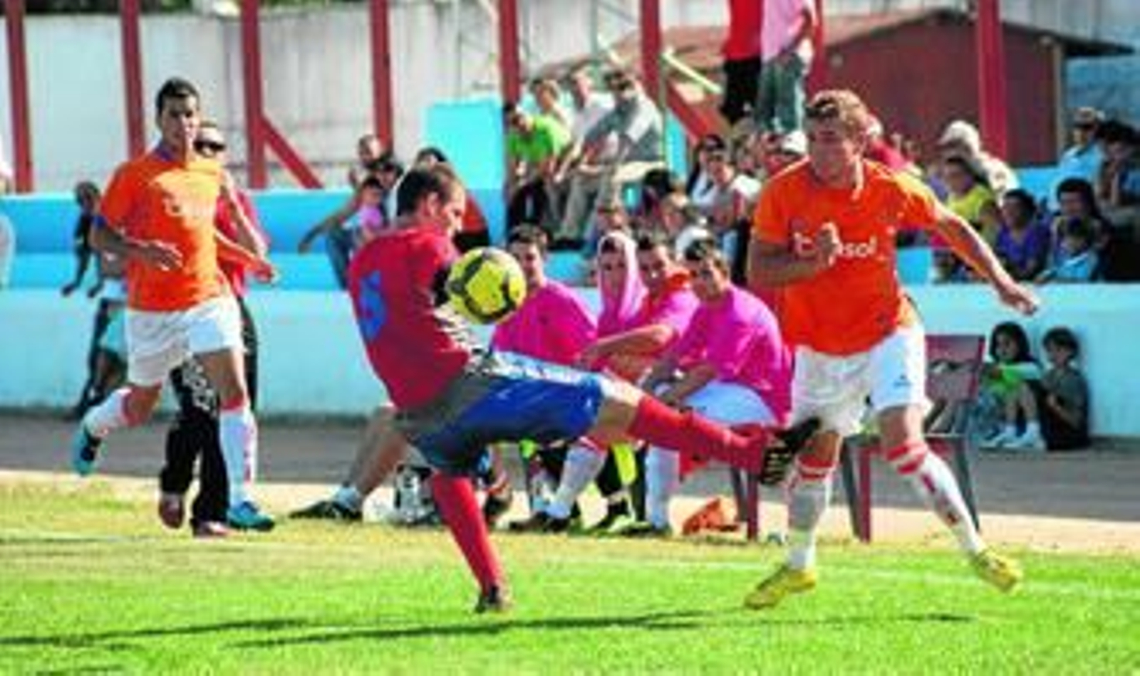 Un jugador del Barbate realiza una dura entrada sobre otro del Pinzón, durante el encuentro de ayer.