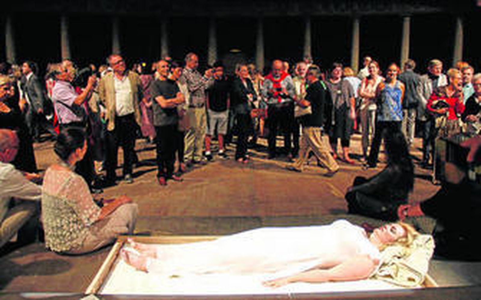 Un momento de la actuación que se desarrolló con los espectadores codeándose con los artistas.