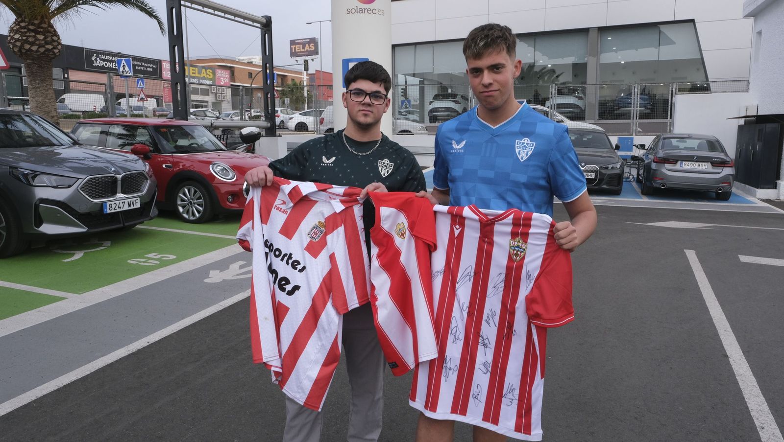 Jon Mocillo y Miguel de la Fuente firman autógrafos en Automotor Costa BMW