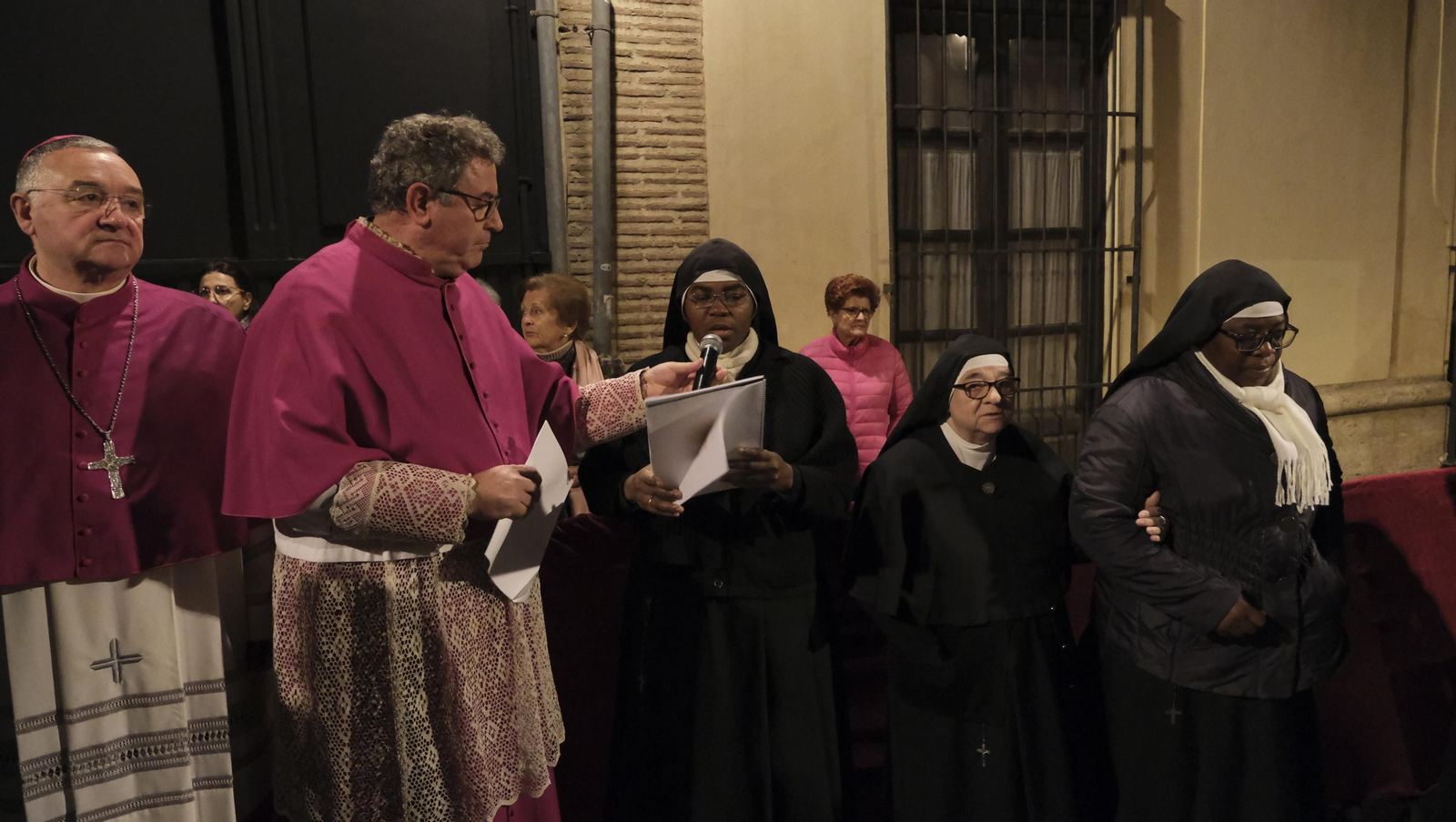 Procesión del Vía Crucis-Cristo de la Escucha en Almería, en imágenes