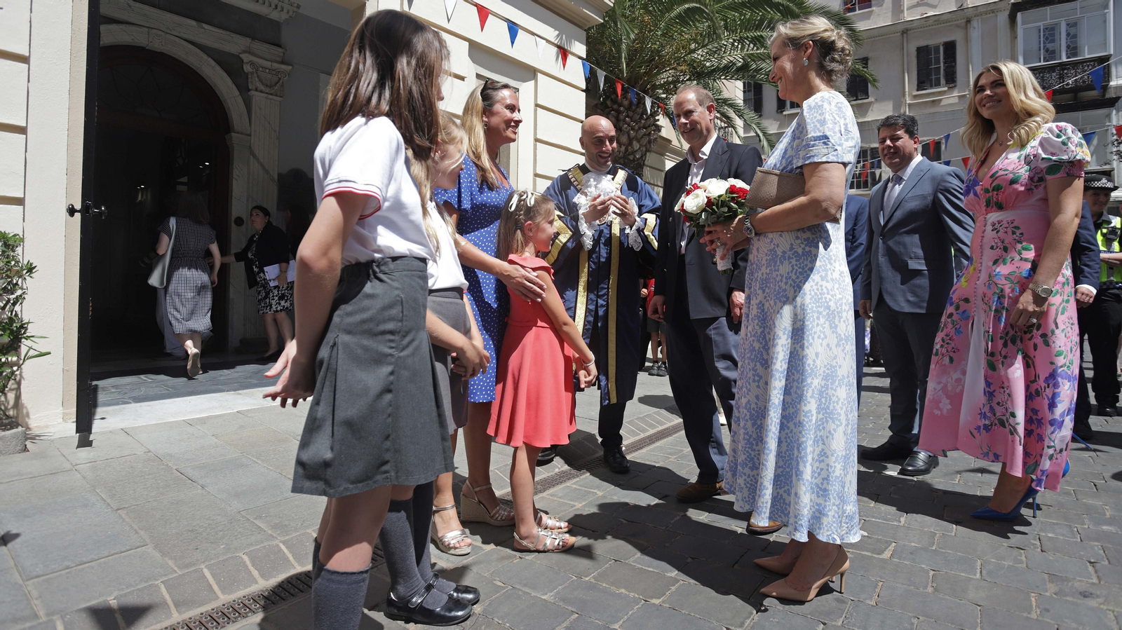 Fotos del paseo de los condes de Wessex por Main Street en Gibraltar
