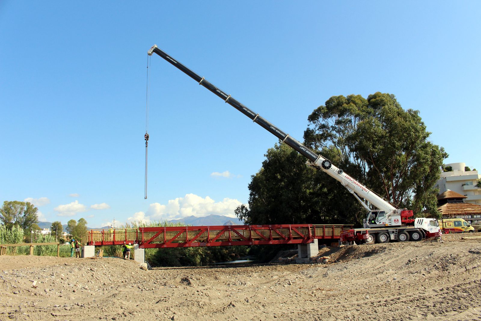Obras para la instalación del puente que unirá un tramo de la senda litoral en Estepona.