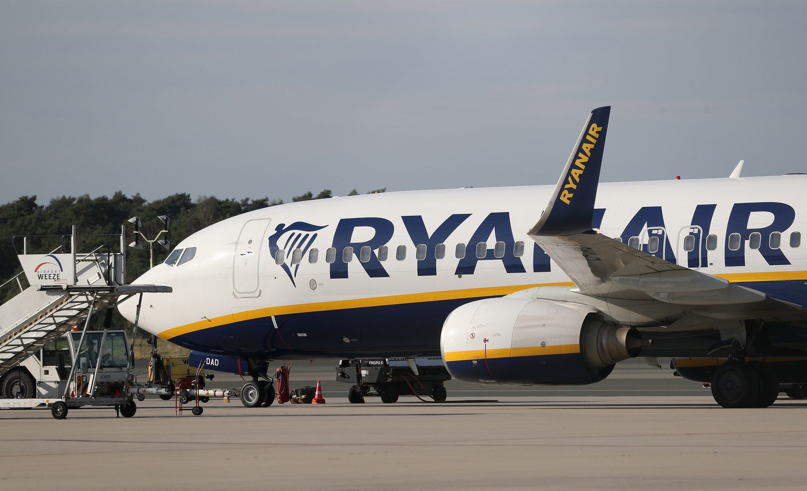 Un avión de Ryanair en la pista de despegue de un aeropuerto, en una imagen de archivo.