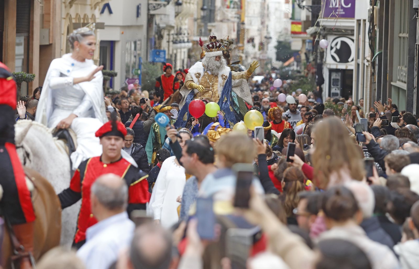 Imágenes de la mágica llegada de los Reyes Magos y la Estrella de la Ilusión a Huelva en barco