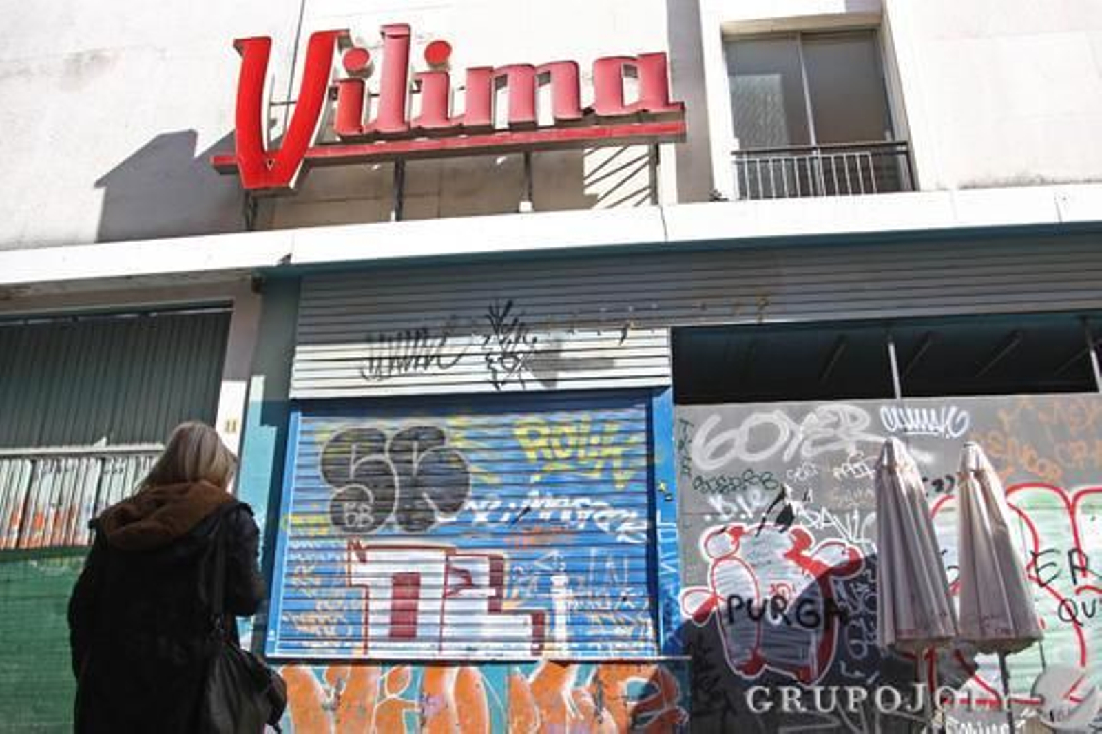 El antiguo edificio de Vilima, cerrado desde 2011, en la calle Lagar.

Foto: Diario de Sevilla