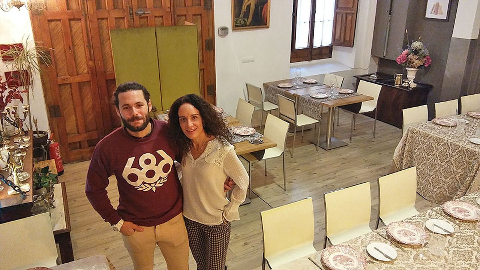 Bosco Benitez y Cinta Romero en el comedor del establecimiento