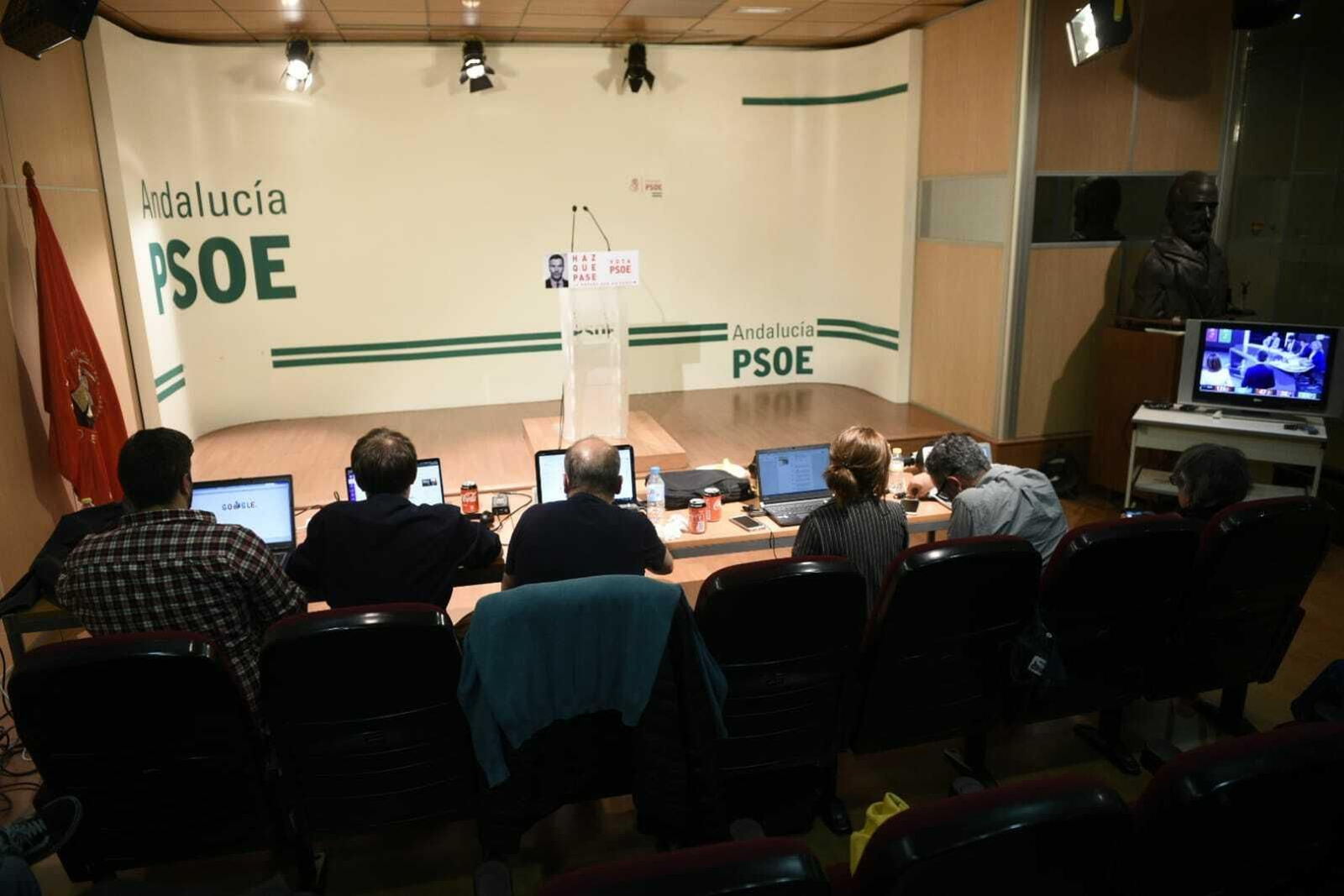 La sala donde los periodistas están siguiendo los resultados