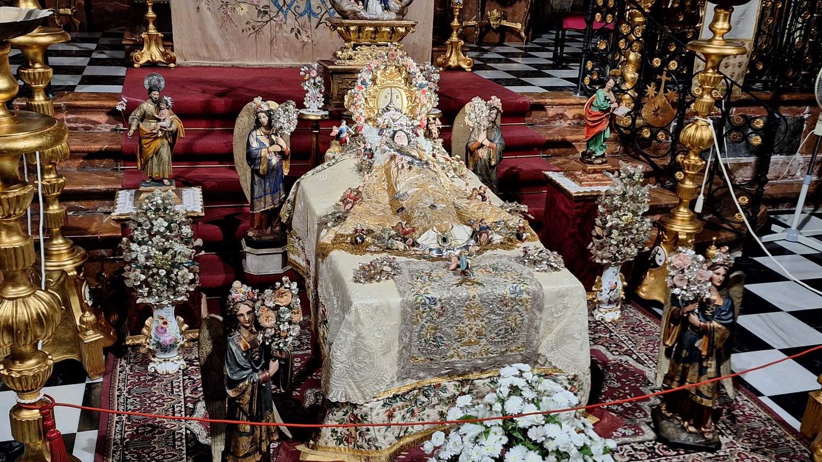 La Coronación de la Virgen remata el conjunto de la Virgen del Tránsito.