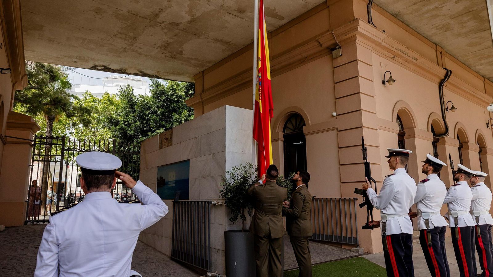 Izado de la bandera para iniciar el acto del día de la Subdelegación de Defensa en Cádiz. Izado de la bandera para iniciar el acto del día de la Subdelegación de Defensa en Cádiz.