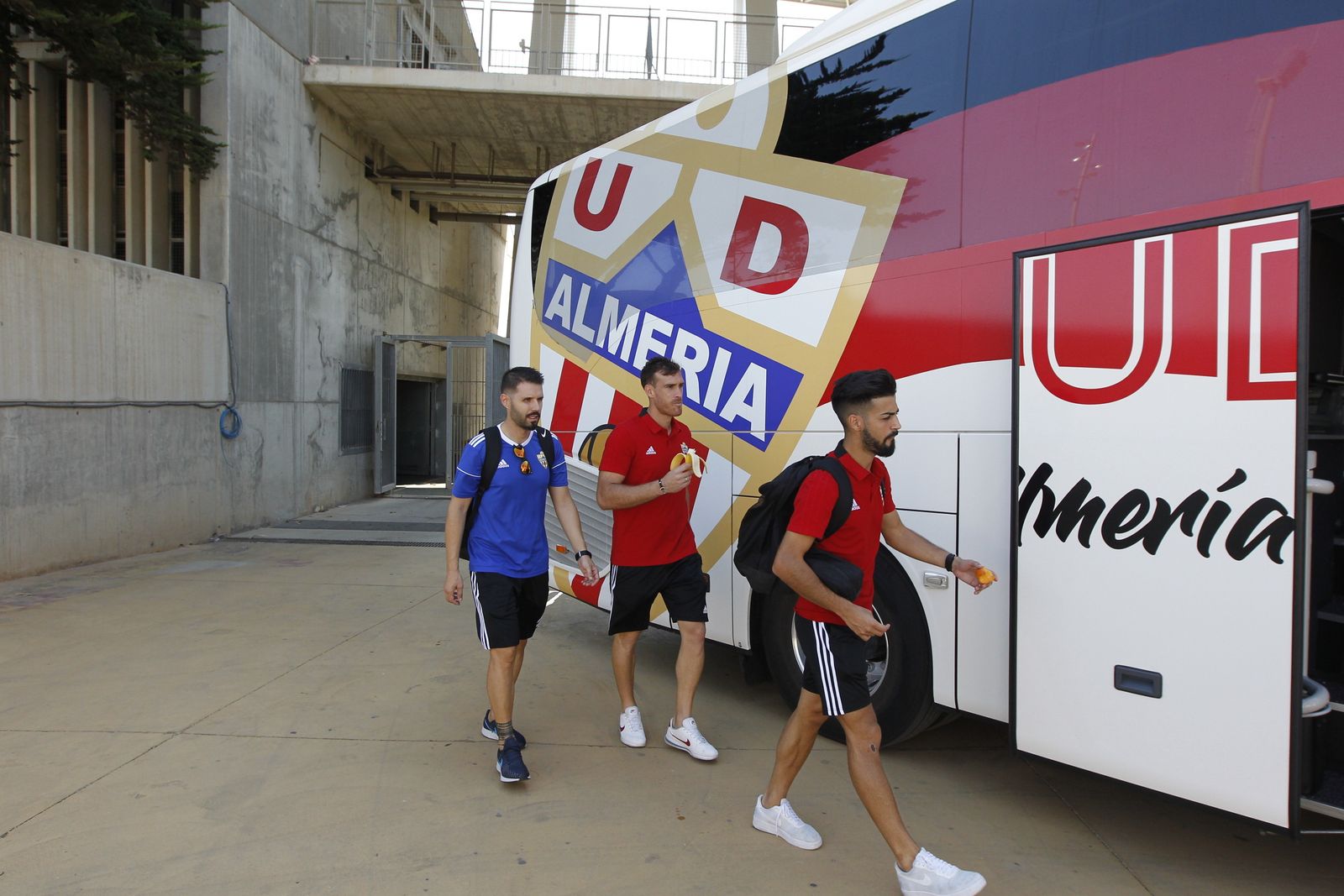 Fotogalería salida jugadores U.D. Almería con destino San Pedro del Pinatar