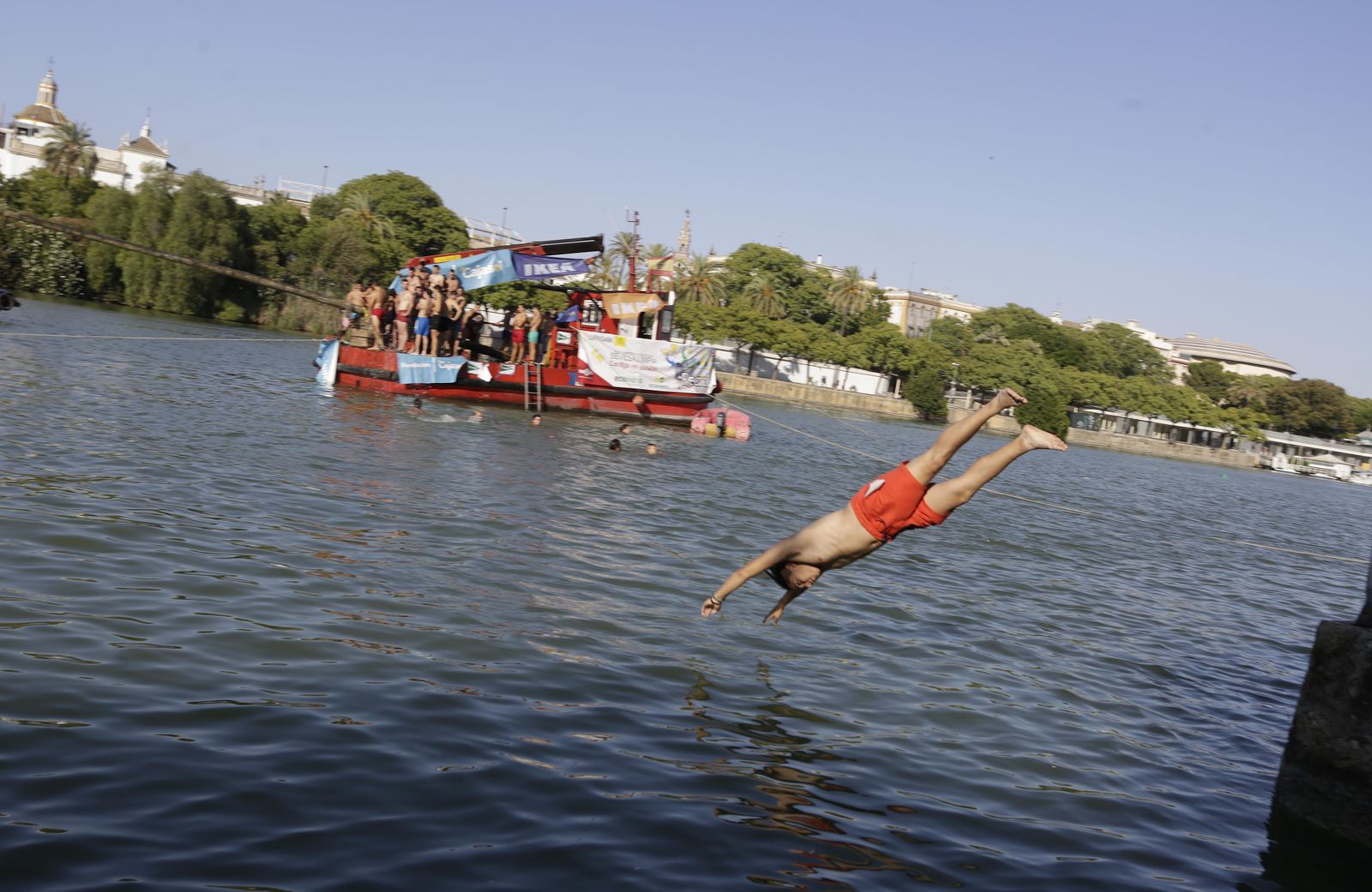 La cucaña de la Velá de Triana, en imágenes