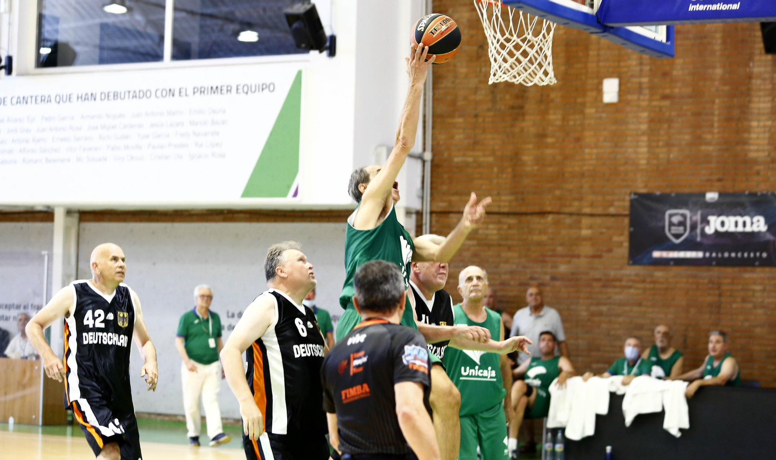 El debut del Unicaja +60 en el FIMBA, en fotos