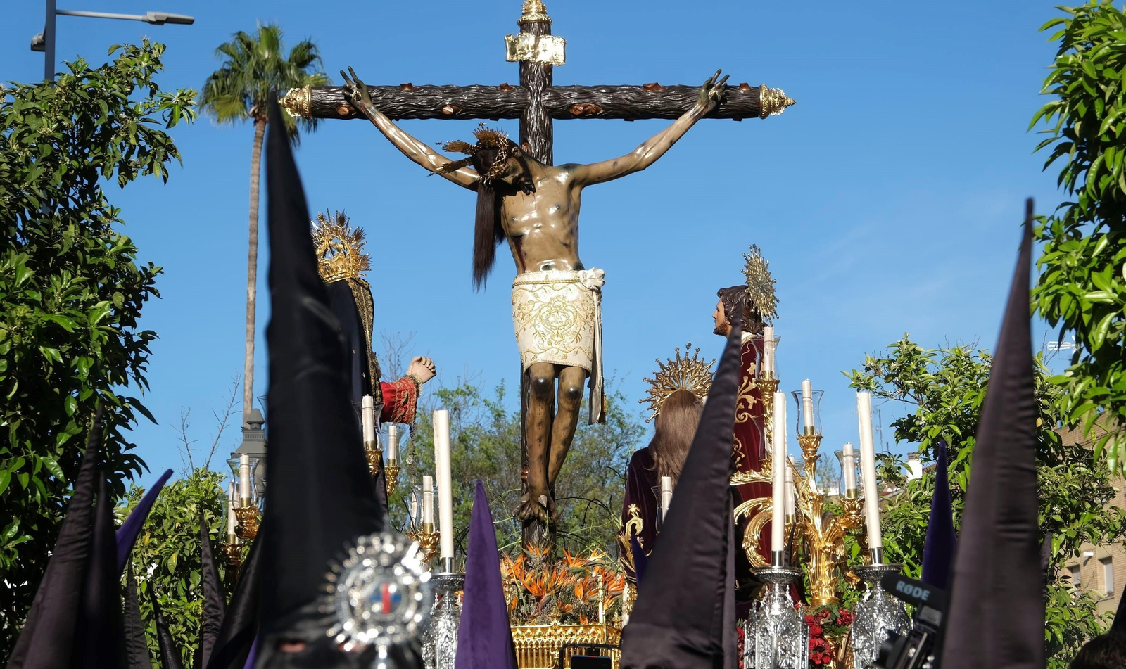 Jueves Santo en Córdoba: la procesión del Cristo de Gracia, en imágenes