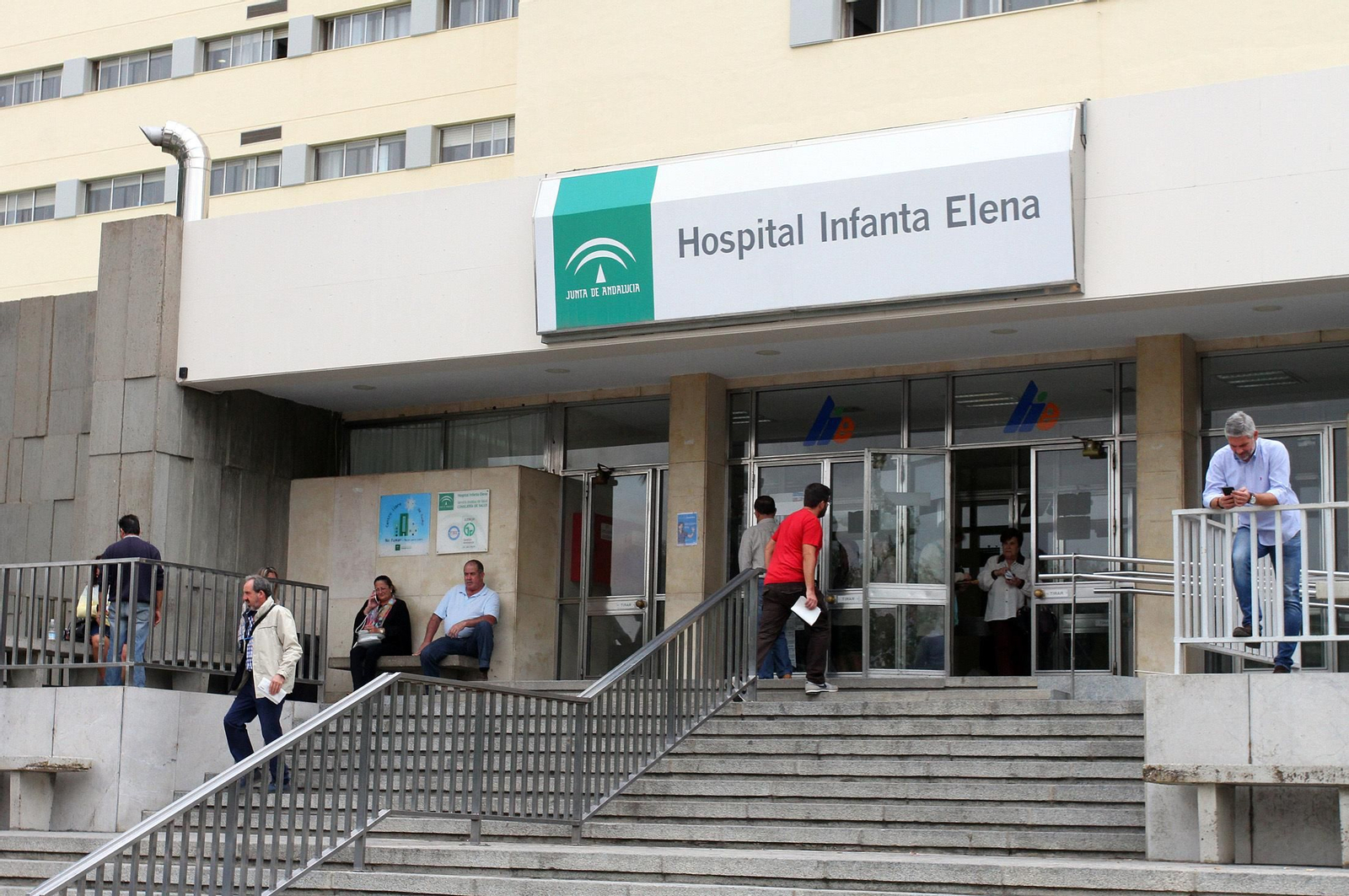 Imágenes de la visita de la consejera de Salud, Marina Alvarez, a los dos nuevos quirófanos que estrenará el Hospital Infanta Elena.