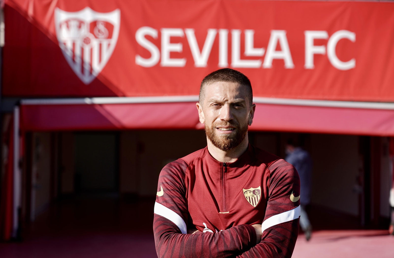 Papu Gómez esboza una sonrisa ante el túnel de vestuarios del Estadio Jesús Navas.
