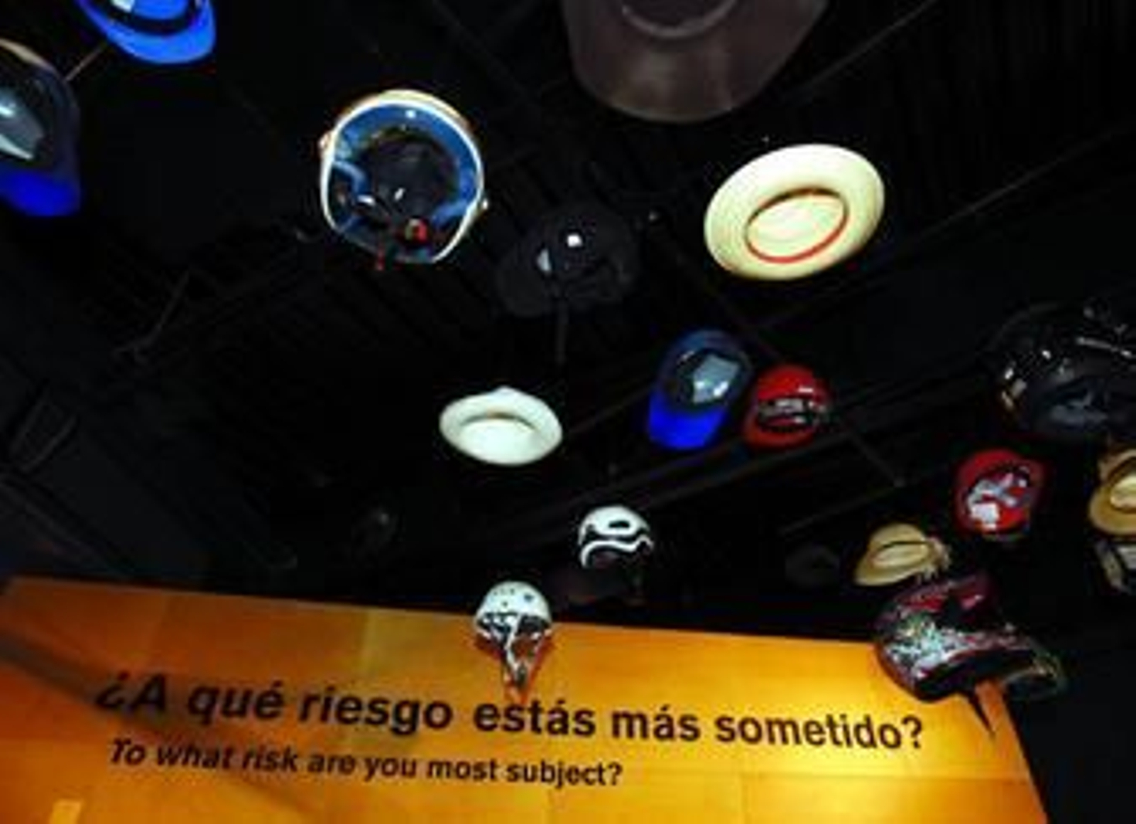 Pabellón de la Cultura de la Prevención con diferentes tipos de cascos colgando.