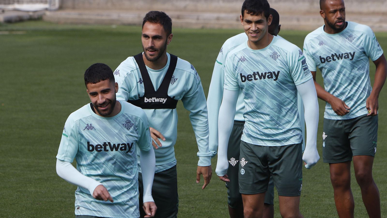 Víctor Ruiz junto a Mandi.