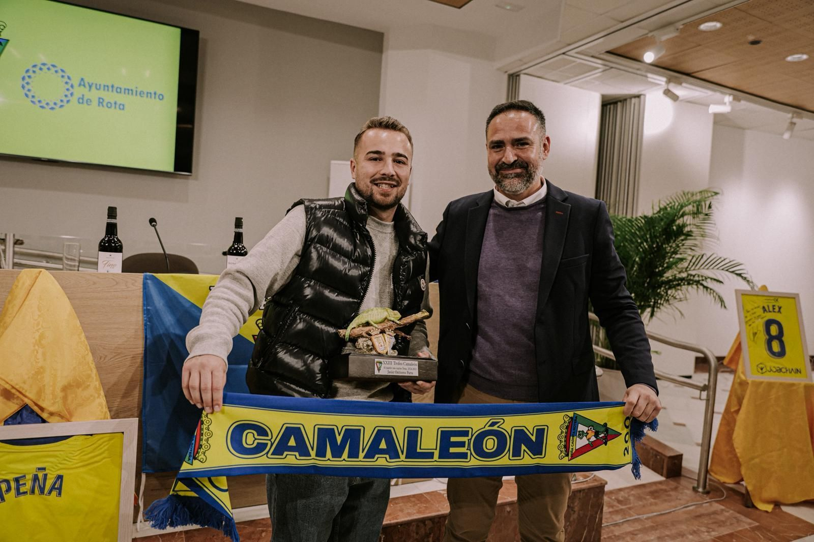 Ontiveros posa con el galardón junto al presidente de la peña, Miguel Ángel García.