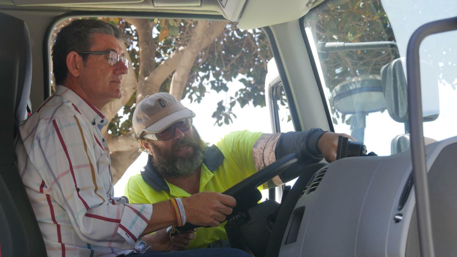 Manuel Cortés, alcalde de Adra, subido al nuevo camión.