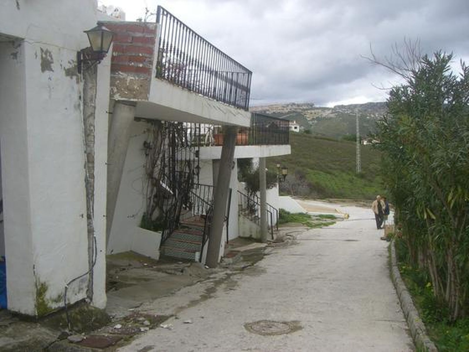 El fuerte temporal de levante ha causado numerosos daños en la zona de la costa.