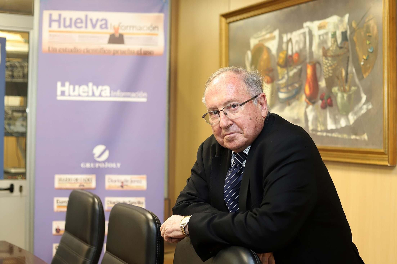 José Luis Bonet posa para Huelva Información durante la entrevista.
