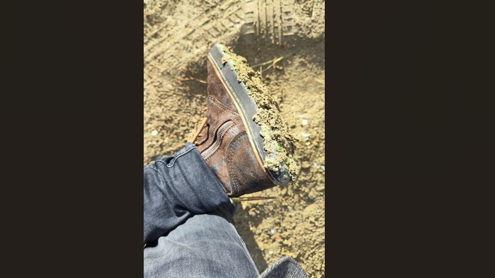 Zapato de uno de los usuarios al entrar al hospital.