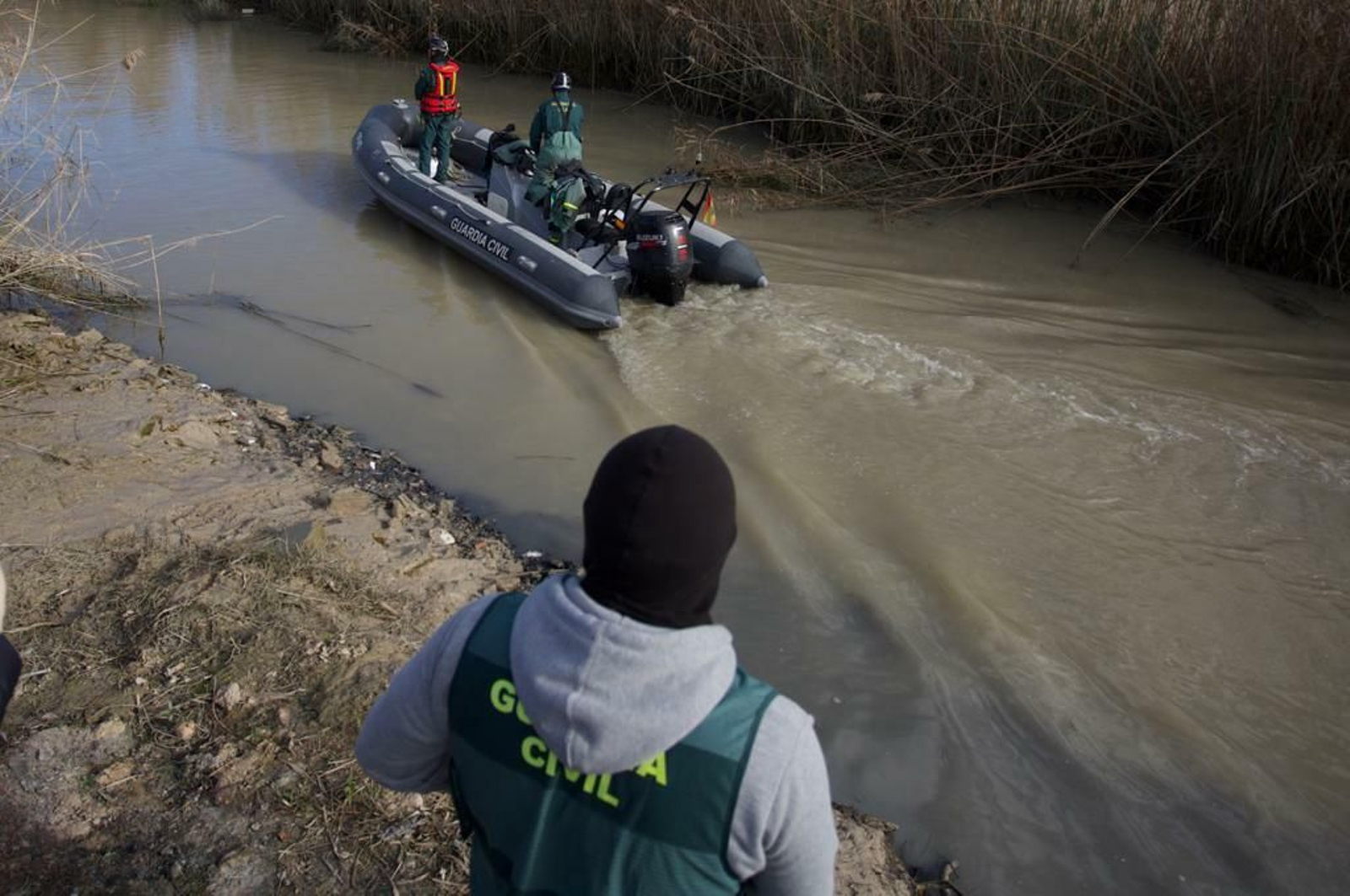 Varios agentes de la Guardia Civil durante la operación desplegada en Isla Mayor. Varios agentes de la Guardia Civil durante la operación desplegada en Isla Mayor.