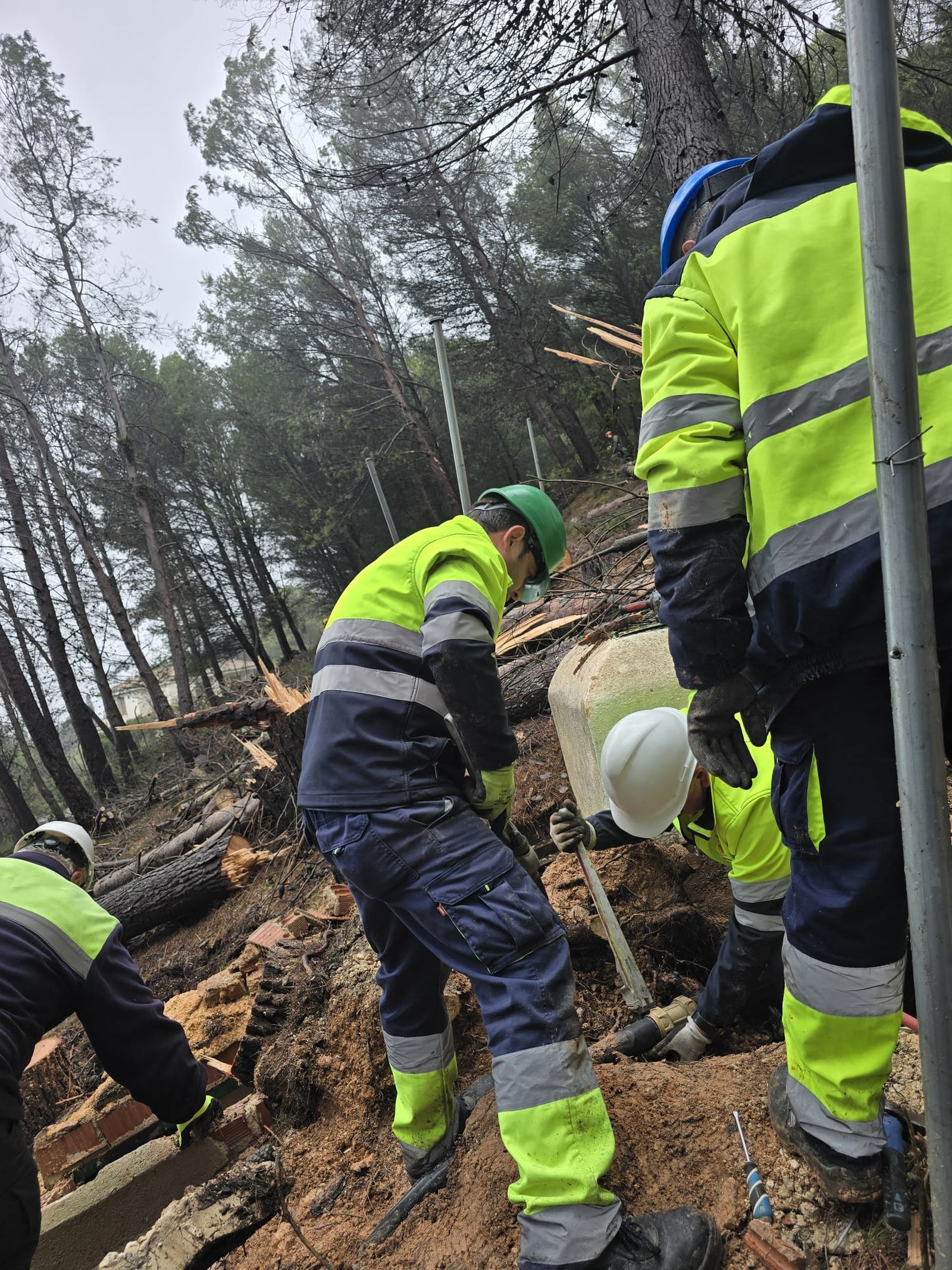 Operarios municipales trabajando sobre la zona de la avería en Jamilena