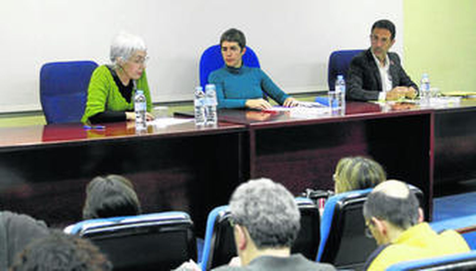 La autora (centro), durante el acto de presentación del libro.