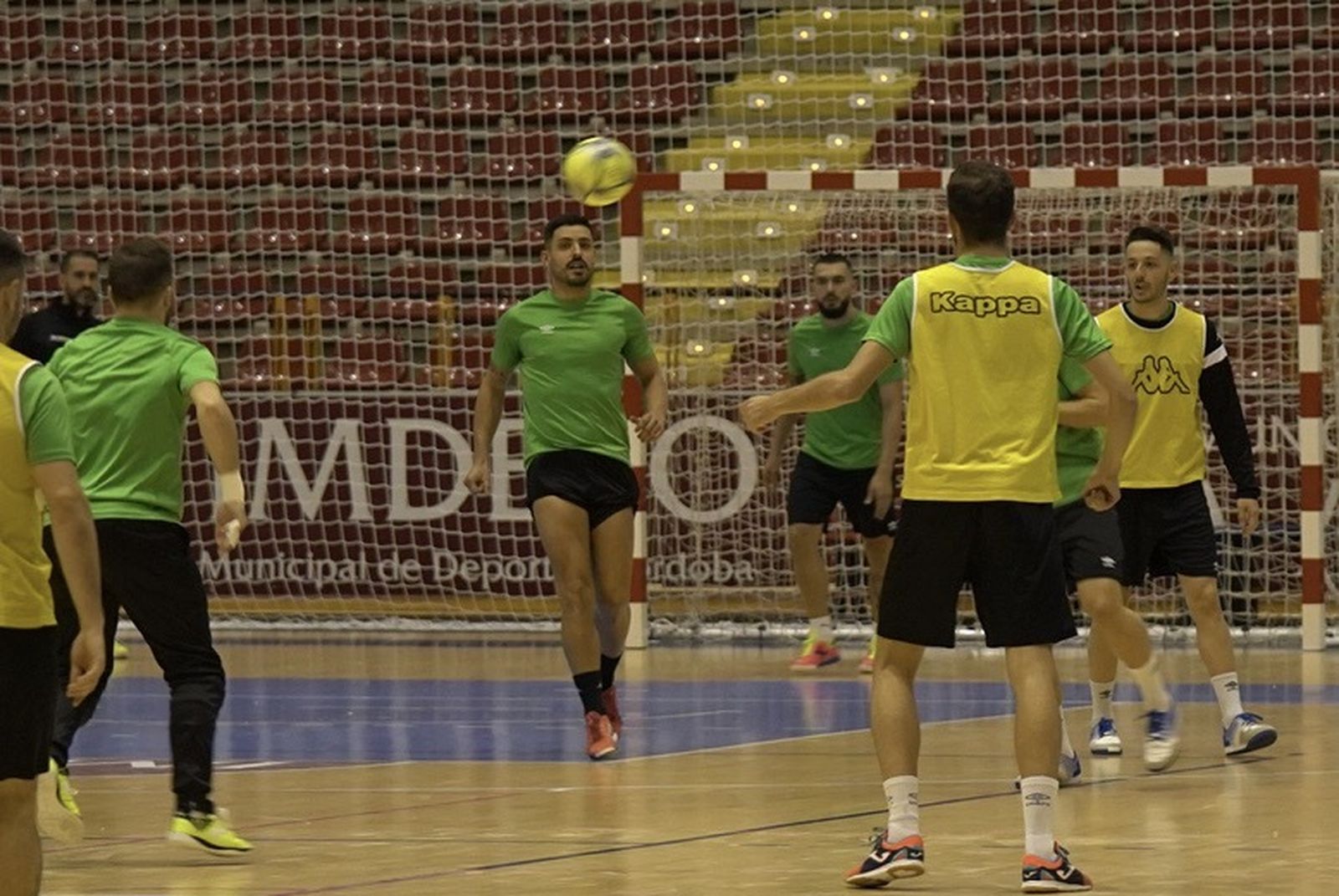 Jesús Rodríguez espera un balón durante un entrenamiento del Córdoba Patrimonio en Vista Alegre.