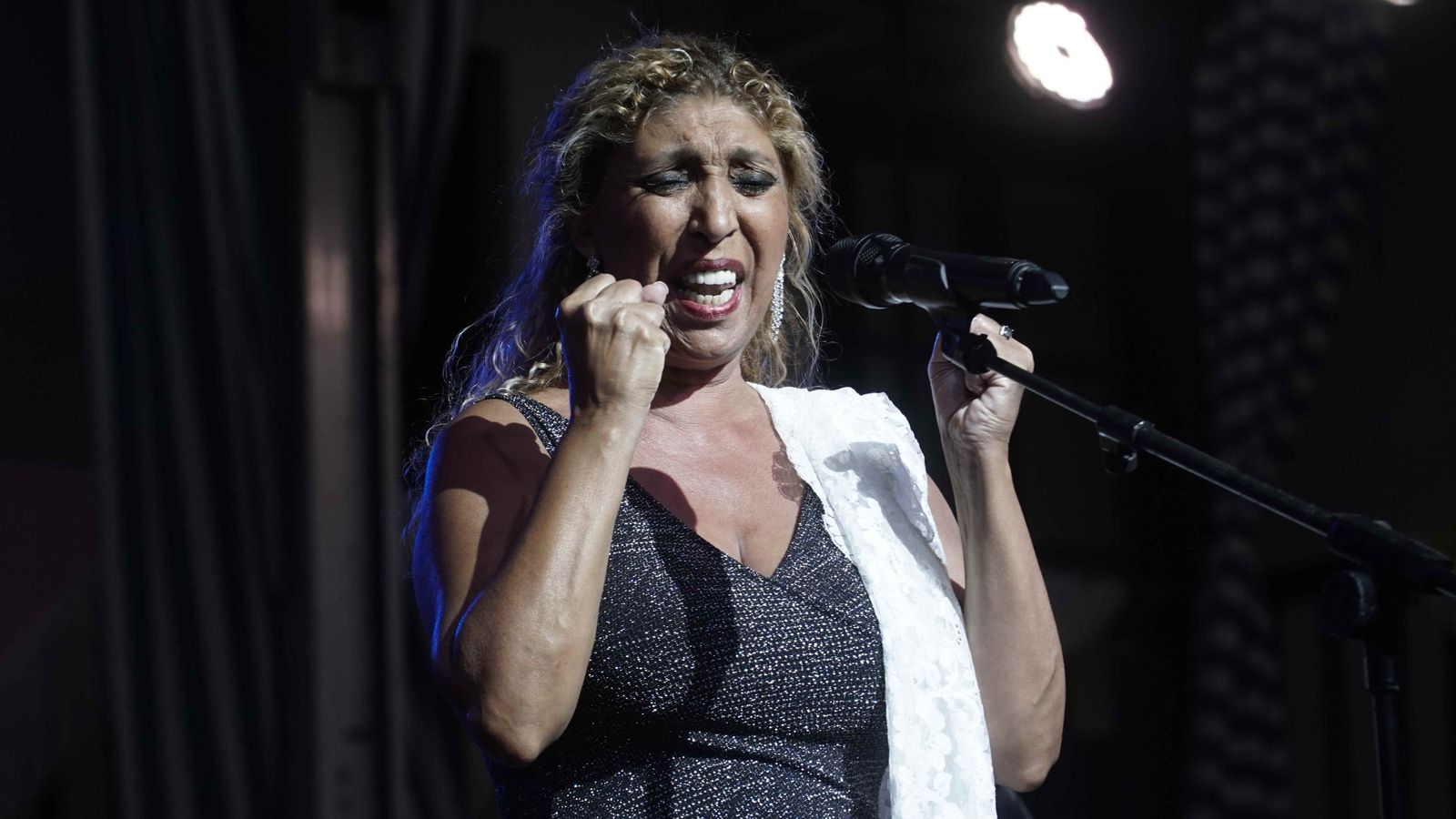 La cantaora Esperanza Fernández durante su actuación en el antiguo Hotel Triana.