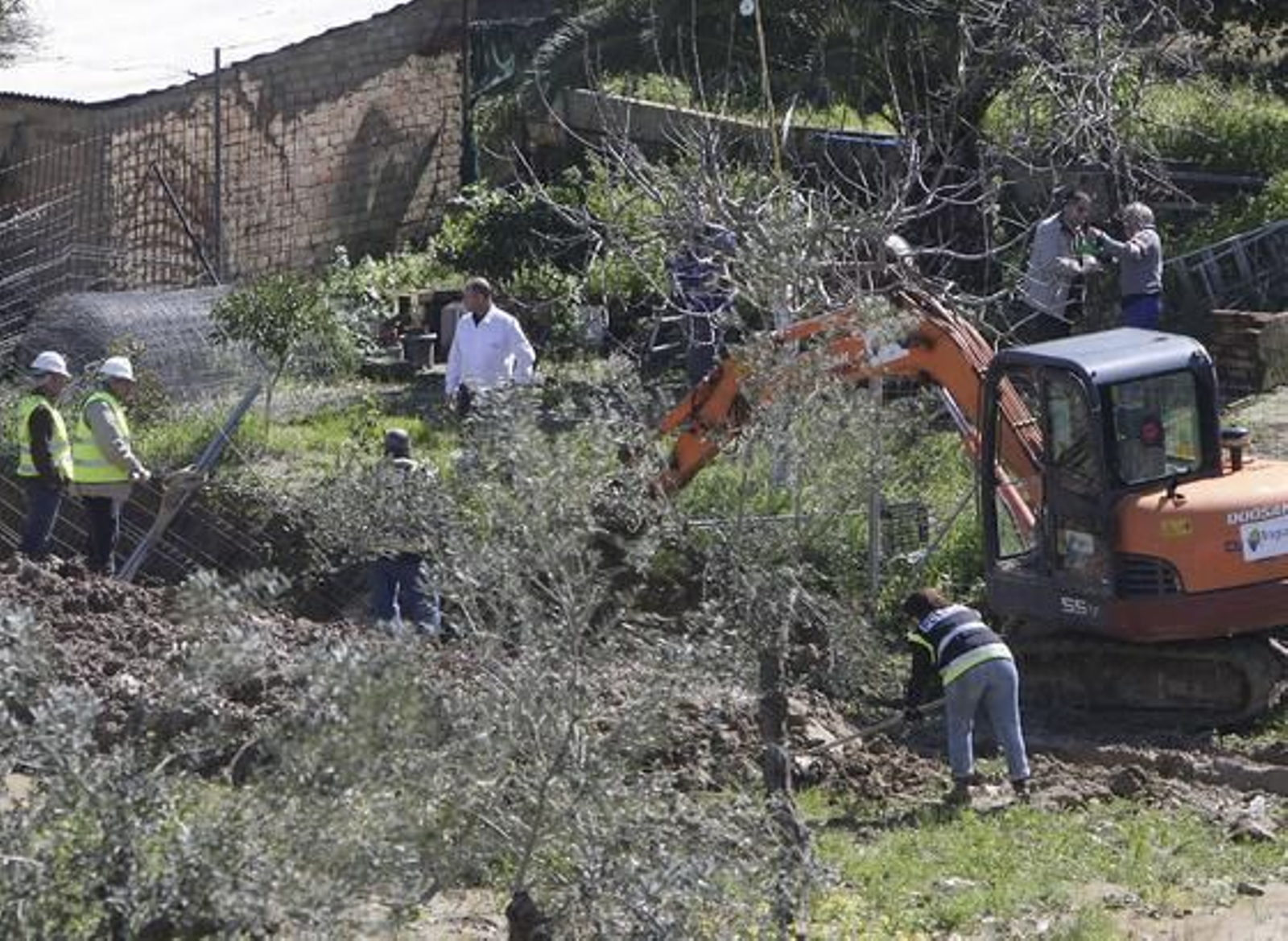 Dos excavadoras realizaron trabajos de búsqueda en Camas, donde han estado presentes el padre, el tío y el abuelo de Marta.

Foto: José Ángel García